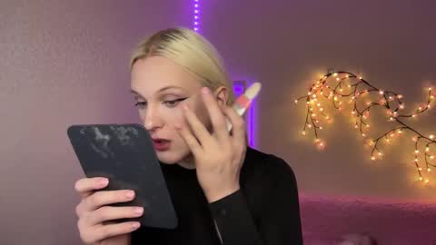 Amira online show from 11/18/25, 10:20