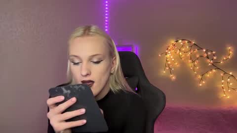 Amira online show from 11/21/25, 09:19