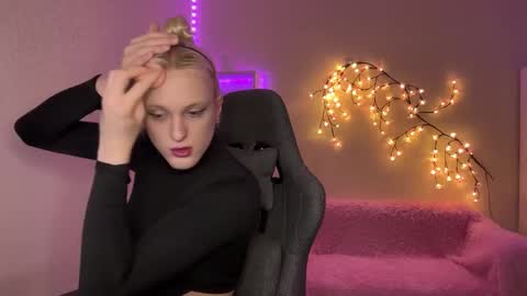 Amira online show from 11/25/25, 09:31