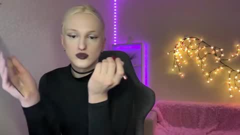 Amira online show from 11/28/25, 08:39