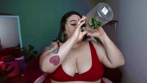 Snapshot of tiffany_laurens chatting on 01/12/25, 04:00 dont forget ask for custom vids online show from 01/12/25, 04:00