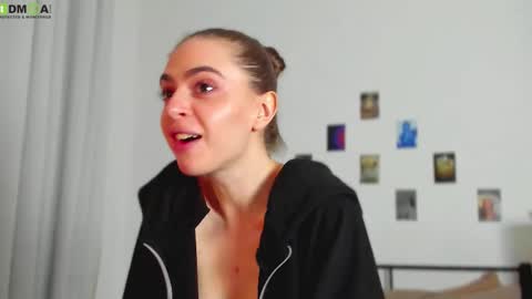 Snapshot of tiffany_loong chatting on 09/30/25, 12:48 tiffany online show from 09/30/25, 12:48