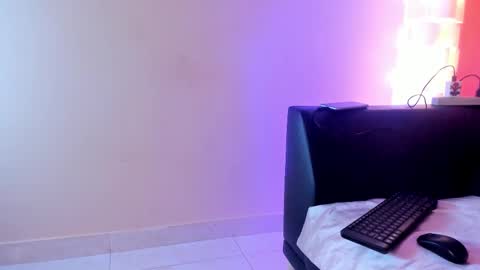 Stefany Suarez online show from 11/25/25, 09:04