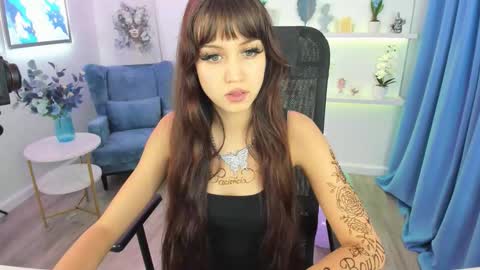 tiffanyyoun online show from 12/01/25, 07:08