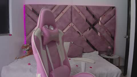 Snapshot of tigerbaby_ chatting on 02/18/26, 04:19 Ana online show from 02/18/26, 04:19