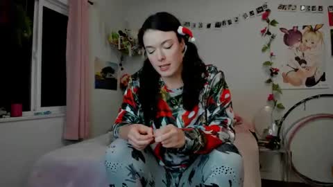 Snapshot of tiggerrosey chatting on 12/25/24, 05:48   All my Links online show from 12/25/24, 05:48