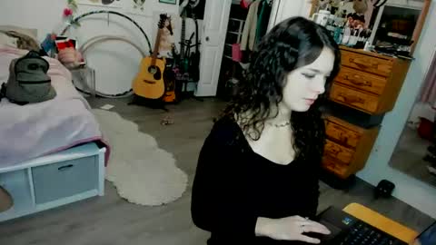 Snapshot of tiggerrosey chatting on 01/11/25, 02:30   All my Links online show from 01/11/25, 02:30