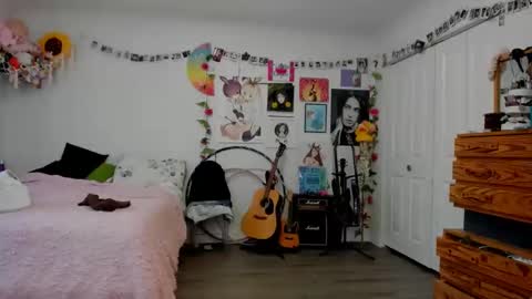 Snapshot of tiggerrosey chatting on 09/15/25, 07:36   All my Links online show from 09/15/25, 07:36