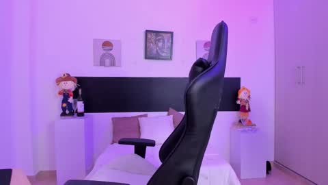 Snapshot of tiiny_peach chatting on 11/26/25, 12:06 Tiny online show from 11/26/25, 12:06