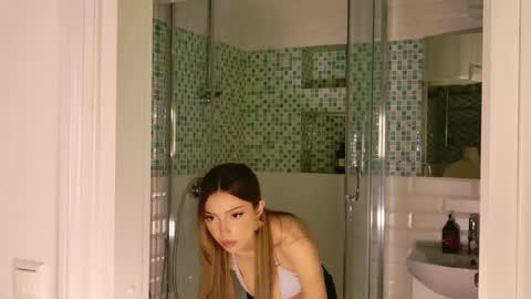 Snapshot of tinapie chatting on 05/26/26, 01:40 Tina online show from 05/26/26, 01:40