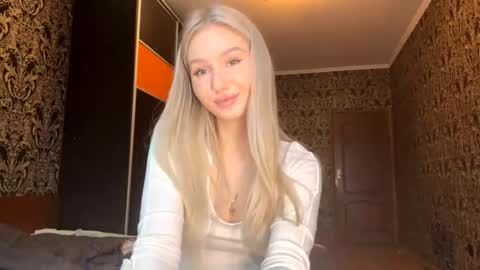 Snapshot of tinavaleri chatting on 11/03/25, 11:22 Crystalia online show from 11/03/25, 11:22