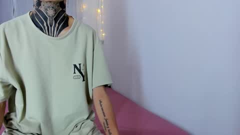 Snapshot of tinny_and_candy chatting on 10/29/25, 11:23 TINNY AND CANDY online show from 10/29/25, 11:23