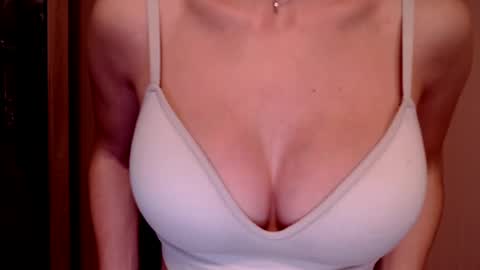 Snapshot of tiny_bb chatting on 12/20/24, 05:51 Lily online show from 12/20/24, 05:51