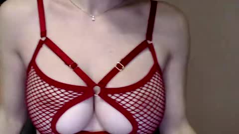 Snapshot of tiny_bb chatting on 12/25/24, 05:05 Lily online show from 12/25/24, 05:05