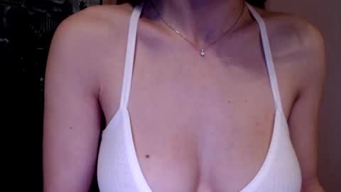 Snapshot of tiny_bb chatting on 01/01/25, 10:21 Lily online show from 01/01/25, 10:21