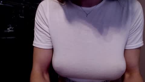 Snapshot of tiny_bb chatting on 01/06/25, 01:41 Lily online show from 01/06/25, 01:41