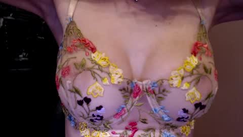 Snapshot of tiny_bb chatting on 01/07/25, 10:43 Lily online show from 01/07/25, 10:43