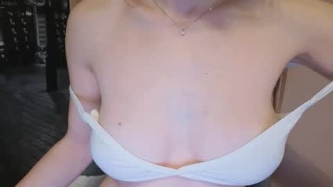 Snapshot of tiny_bb chatting on 02/04/25, 10:24 Lily online show from 02/04/25, 10:24