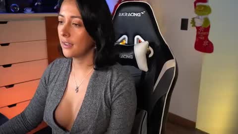 Snapshot of tiny_panther chatting on 12/26/24, 09:15 Ana Molly online show from 12/26/24, 09:15