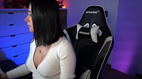 Snapshot of tiny_panther chatting on 01/10/25, 10:36 Ana Molly online show from 01/10/25, 10:36