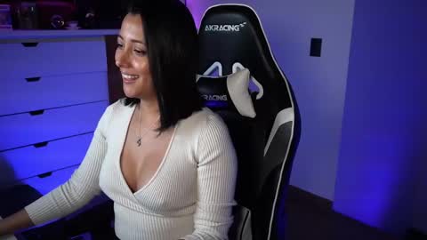 Snapshot of tiny_panther chatting on 01/11/25, 04:38 Ana Molly online show from 01/11/25, 04:38