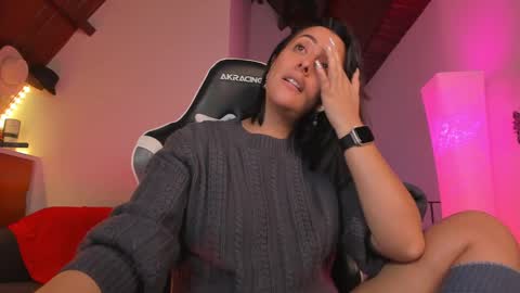 Snapshot of tiny_panther chatting on 01/15/25, 04:15 Ana Molly online show from 01/15/25, 04:15