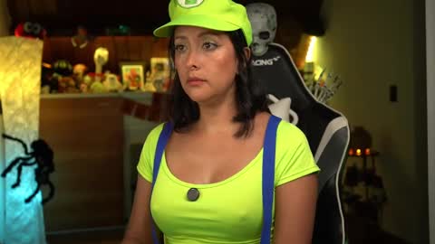 Snapshot of tiny_panther chatting on 10/30/25, 01:18 Ana Molly online show from 10/30/25, 01:18