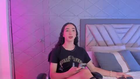 Snapshot of tiny_thomm chatting on 07/11/26, 07:16 Thomm Independent Model online show from 07/11/26, 07:16