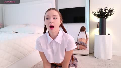 Snapshot of tinyangelxx chatting on 11/28/25, 07:11 Im Tiny -- Online at 8 AM GMT online show from 11/28/25, 07:11