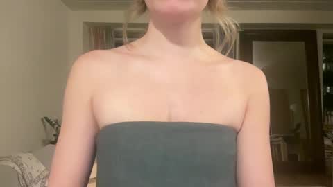 Snapshot of tinycasual chatting on 01/15/25, 03:00 Tea online show from 01/15/25, 03:00