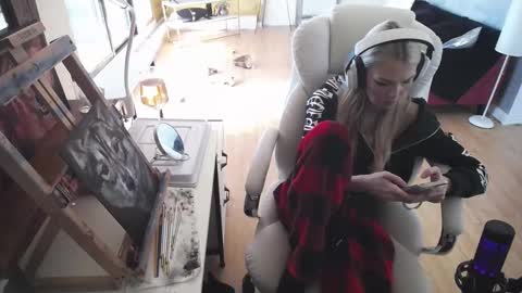 stage Kylie Sinner  brand CLITBAIT online show from 02/19/25, 04:55