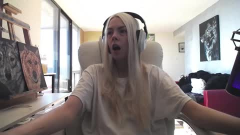 stage Kylie Sinner  brand CLITBAIT online show from 10/11/25, 06:28