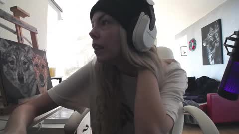 stage Kylie Sinner  brand CLITBAIT online show from 11/19/25, 04:07