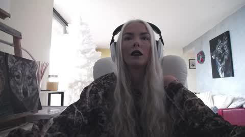 stage Kylie Sinner  brand CLITBAIT online show from 11/28/25, 02:53