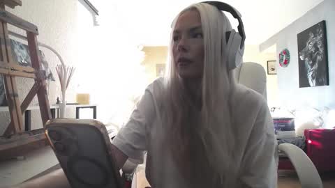 stage Kylie Sinner  brand CLITBAIT online show from 12/05/25, 05:53