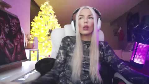 stage Kylie Sinner  brand CLITBAIT online show from 12/22/25, 10:29