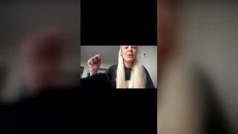 Snapshot of tinykylie chatting on 05/21/26, 10:33 stage Kylie Sinner brand CLITBAIT online show from 05/21/26, 10:33