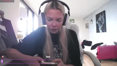 Snapshot of tinykylie chatting on 05/31/26, 10:22 stage Kylie Sinner brand CLITBAIT online show from 05/31/26, 10:22