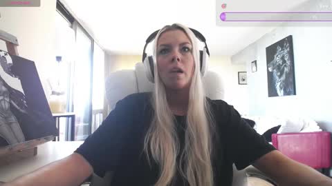 Snapshot of tinykylie chatting on 06/04/26, 02:56 stage Kylie Sinner brand CLITBAIT online show from 06/04/26, 02:56