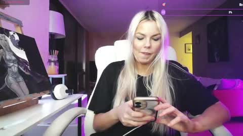 Snapshot of tinykylie chatting on 06/05/26, 03:02 stage Kylie Sinner brand CLITBAIT online show from 06/05/26, 03:02