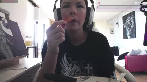 Snapshot of tinykylie chatting on 06/08/26, 06:19 stage Kylie Sinner brand CLITBAIT online show from 06/08/26, 06:19
