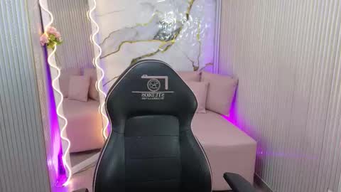 Snapshot of tiphany_tay chatting on 02/18/26, 07:21 Tiphanyy online show from 02/18/26, 07:21