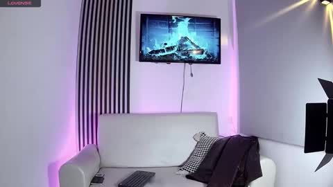 toji lee online show from 11/07/25, 10:54