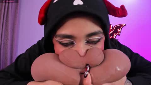   Independent model online show from 09/25/25, 11:52