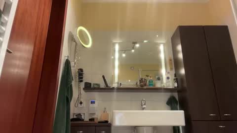 Tom online show from 12/22/25, 06:10