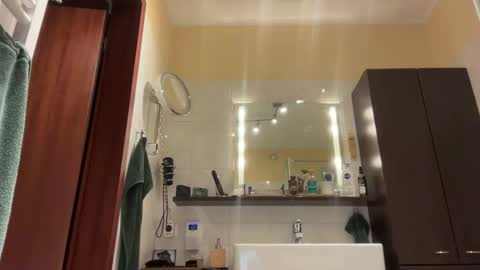 Tom online show from 12/23/25, 06:33