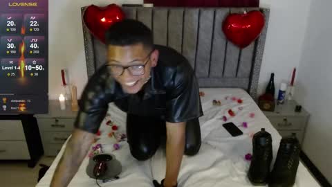 Snapshot of tom_brown12 chatting on 02/15/25, 01:21 Tom online show from 02/15/25, 01:21