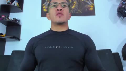 Snapshot of tom_kingfit chatting on 01/06/25, 01:31 SPORTSFIT29 online show from 01/06/25, 01:31