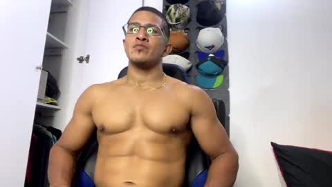 Snapshot of tom_kingfit chatting on 02/08/25, 01:00 SPORTSFIT29 online show from 02/08/25, 01:00