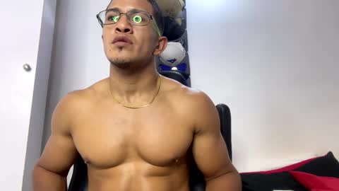 Snapshot of tom_kingfit chatting on 02/09/25, 04:04 SPORTSFIT29 online show from 02/09/25, 04:04